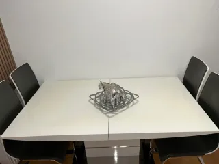 Mesa de comedor extensible con 4 sillas