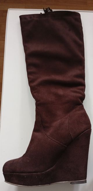Botas altas marrones con cuña y flecos