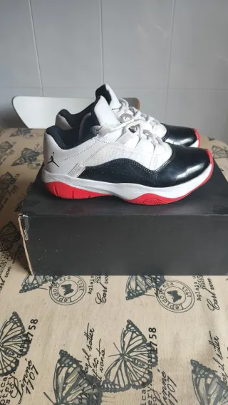 Zapatillas Jordan 11 Retro Low Negro Blanco