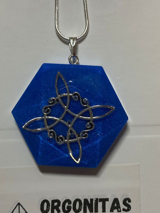 Colgante Nudo de Bruja Azul y Plata