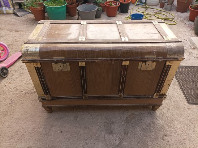 Baúl de madera y metal