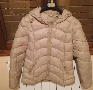 Chaqueta acolchada beige con capucha