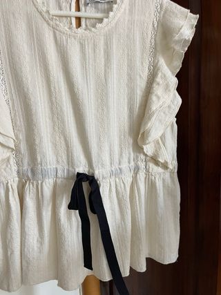Blusa Zara sin mangas con volantes