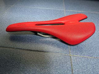 Sillín Specialized Toupe 143mm Rojo