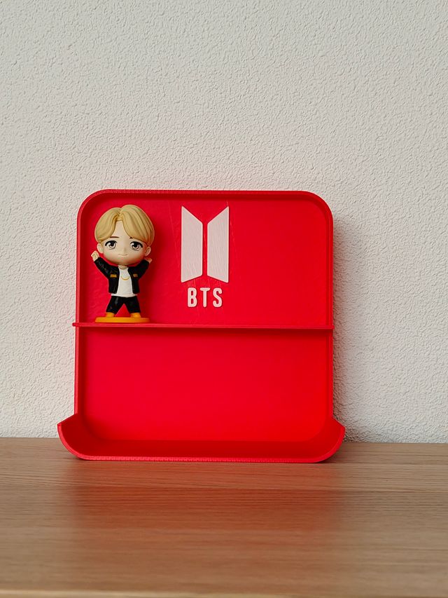 Display rosso BTS Tiny Tan McDonald's