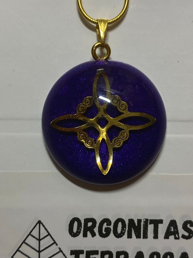 Colgante Nudo de Bruja Dorado y Morado