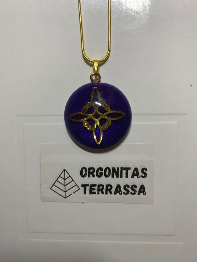 Colgante Nudo de Bruja Dorado y Morado
