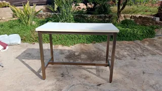 Mesa alta y 4 taburetes