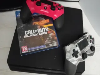 PS4 Negra + Mando Rojo + Mando Camuflaje