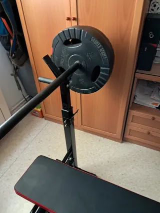 Banco de musculación con pesas