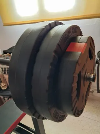 Banco de musculación con pesas