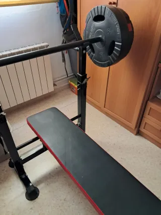 Banco de musculación con pesas