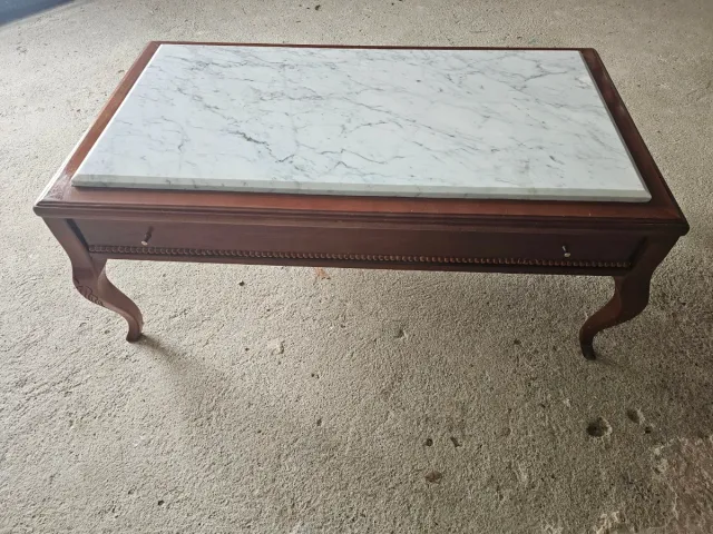 Mesa de centro con tapa de mármol, a recoger