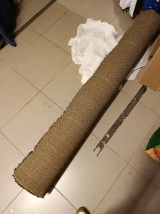 Alfombra beige y marrón de tela y lana