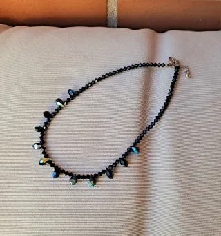 Collar cristal tallado en gotas negro y tornasol