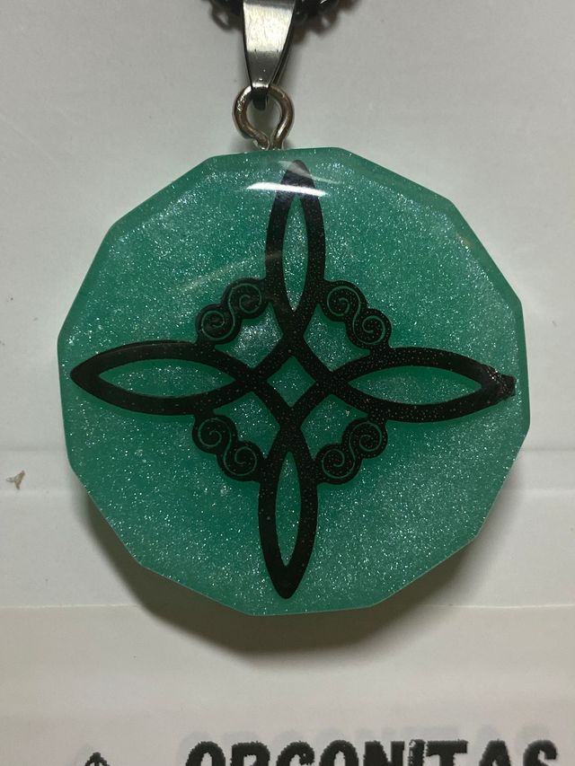 Colgante Nudo de Bruja Verde y Negro