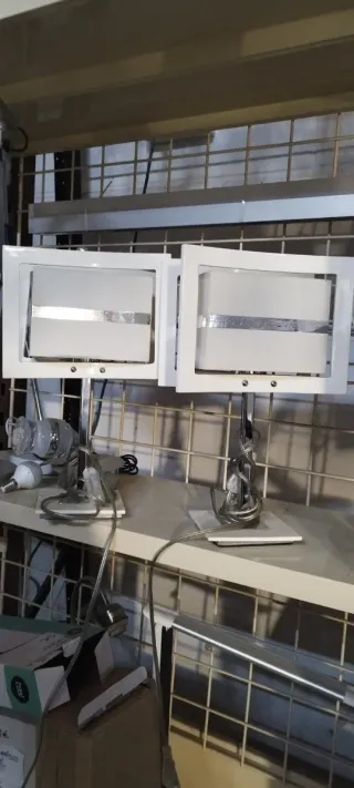 Lampade da comodino argentate e bianche