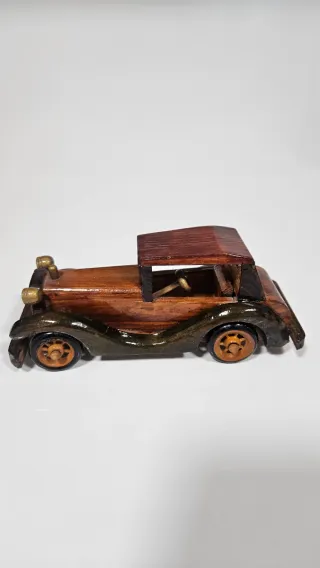 Coche de madera antiguo