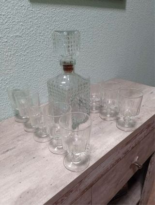 Juego de copas y licorera de cristal