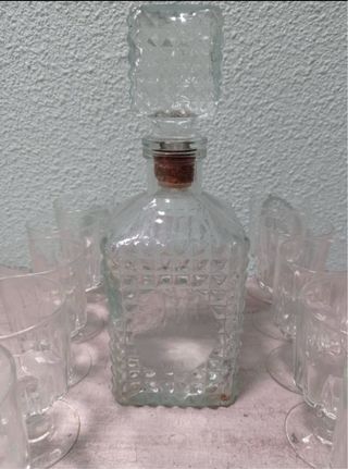 Juego de copas y licorera de cristal