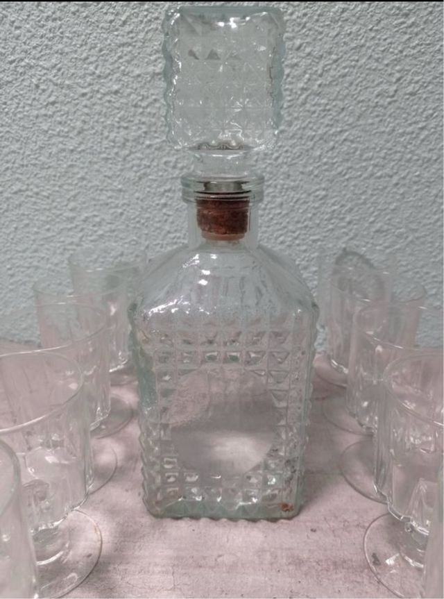 Juego de copas y licorera de cristal