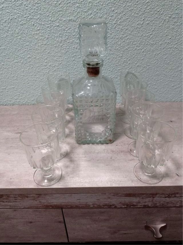 Juego de copas y licorera de cristal