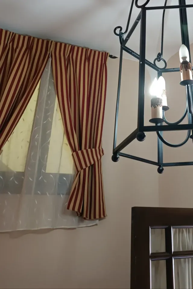 Cortinas y visillo a rayas amarilla y roja