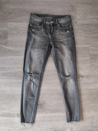 Pantalones vaqueros pitillo grises