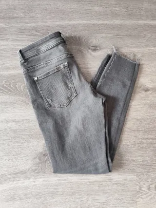 Pantalones vaqueros pitillo grises