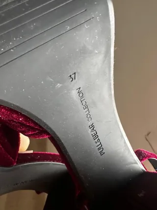Zapatos tacón Stradivarius terciopelo burdeos