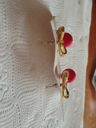 Pendientes lazo con bola roja y brillantes