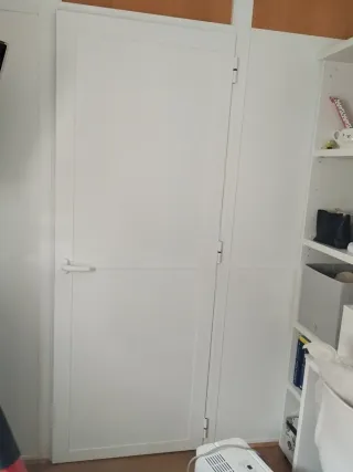 Puertas de aluminio blancas y color pino por detra