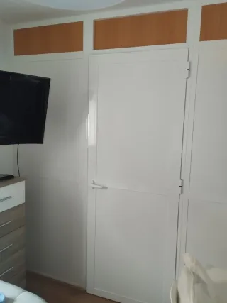 Puertas de aluminio blancas y color pino por detra