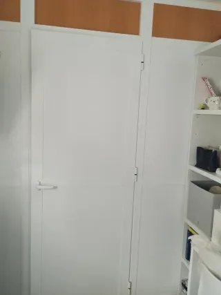 Puertas de aluminio blancas y color pino por detra