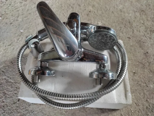 Grifo de ducha cromado con manguera