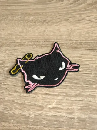 Parche Gato negro con pin en la oreja
