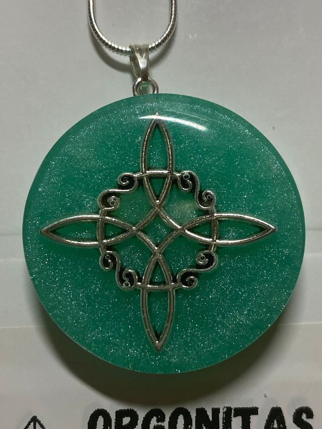 Colgante Nudo de Bruja Verde y Plateado