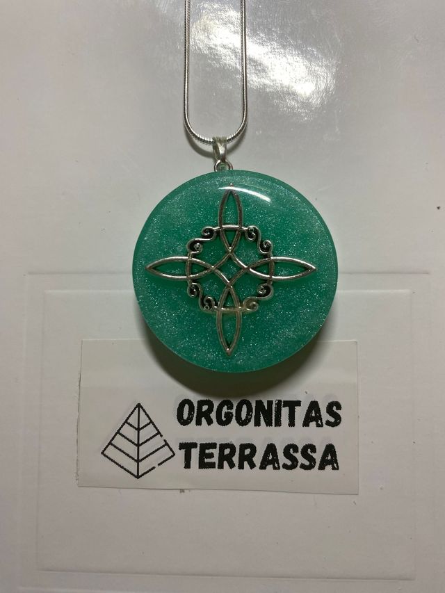 Colgante Nudo de Bruja Verde y Plateado