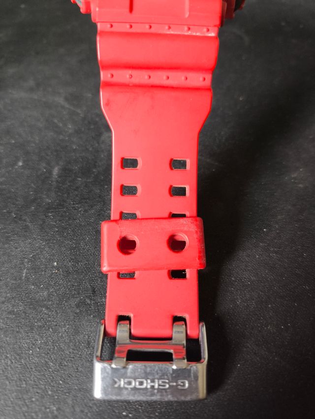 Casio G-Shock GA-100B Rojo