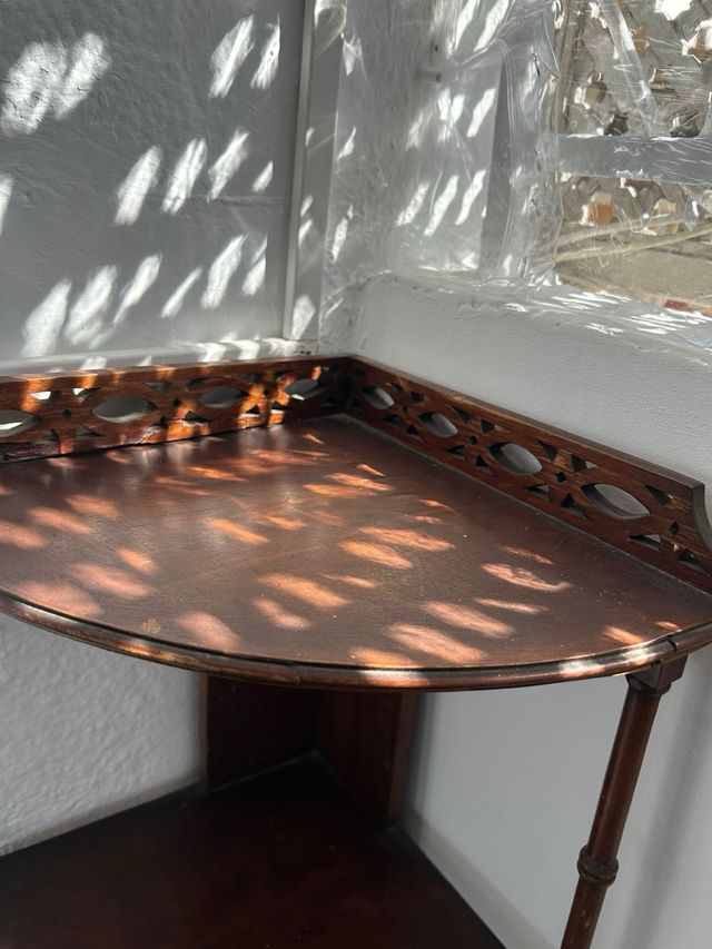 Esquinero antiguo de madera