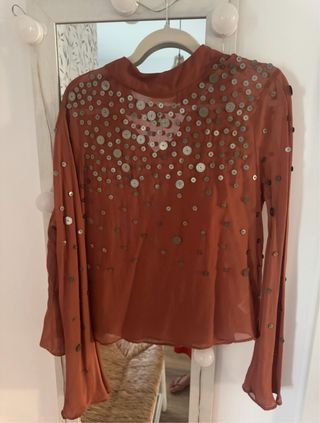 Camisa Zara abalorios naranja y dorada