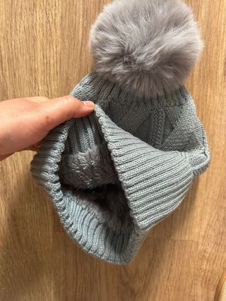 Gorro de lana gris con pompón