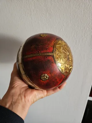 Sfera decorativa in cuoio e metallo