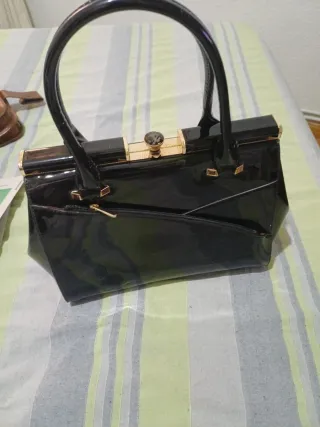 Bolso de mano negro charol