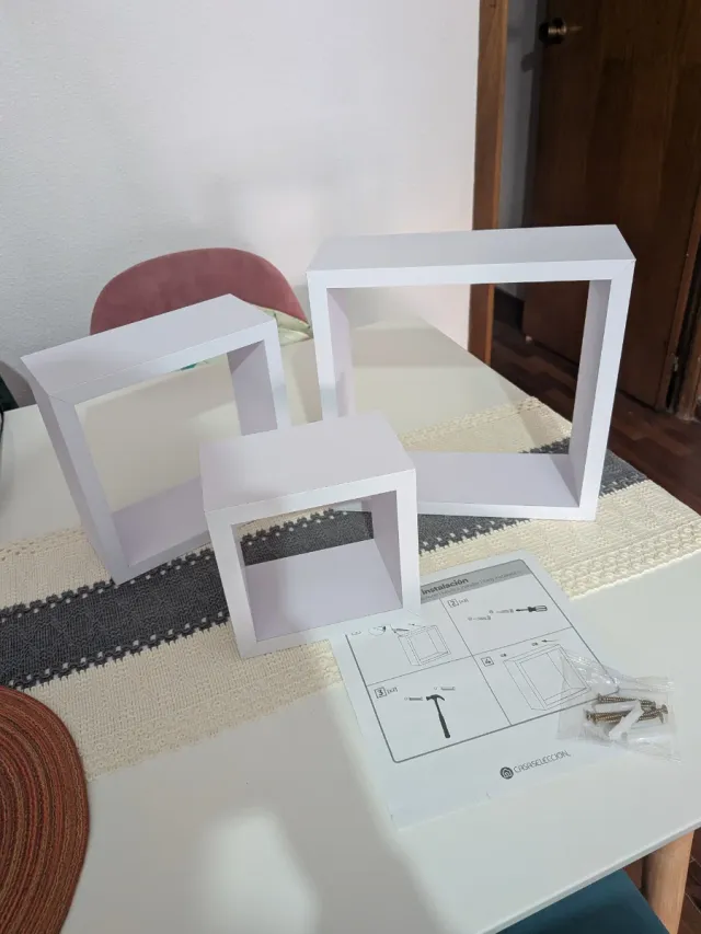 Estanterías cuadradas blancas