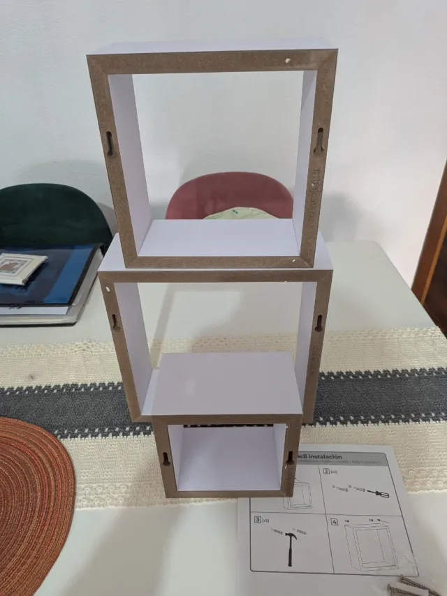 Estanterías cuadradas blancas