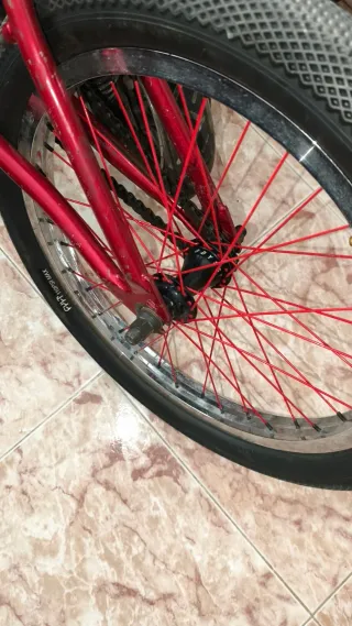 Bicicleta BMX montada a piezas