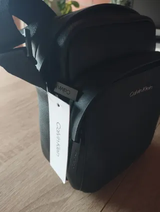 Borsa da uomo nera Calvin Klein.
Mai indossato 