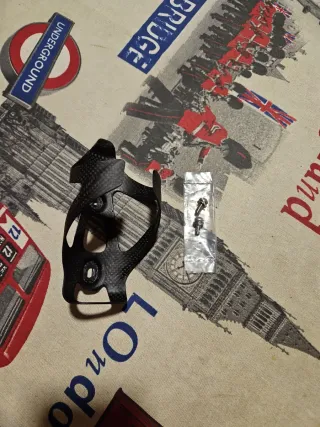 Porta bidón carbono con tornillos