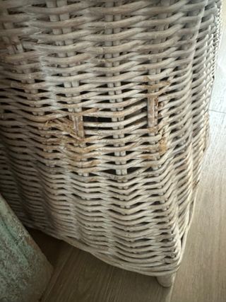 Silla de ratán beige y blanco
